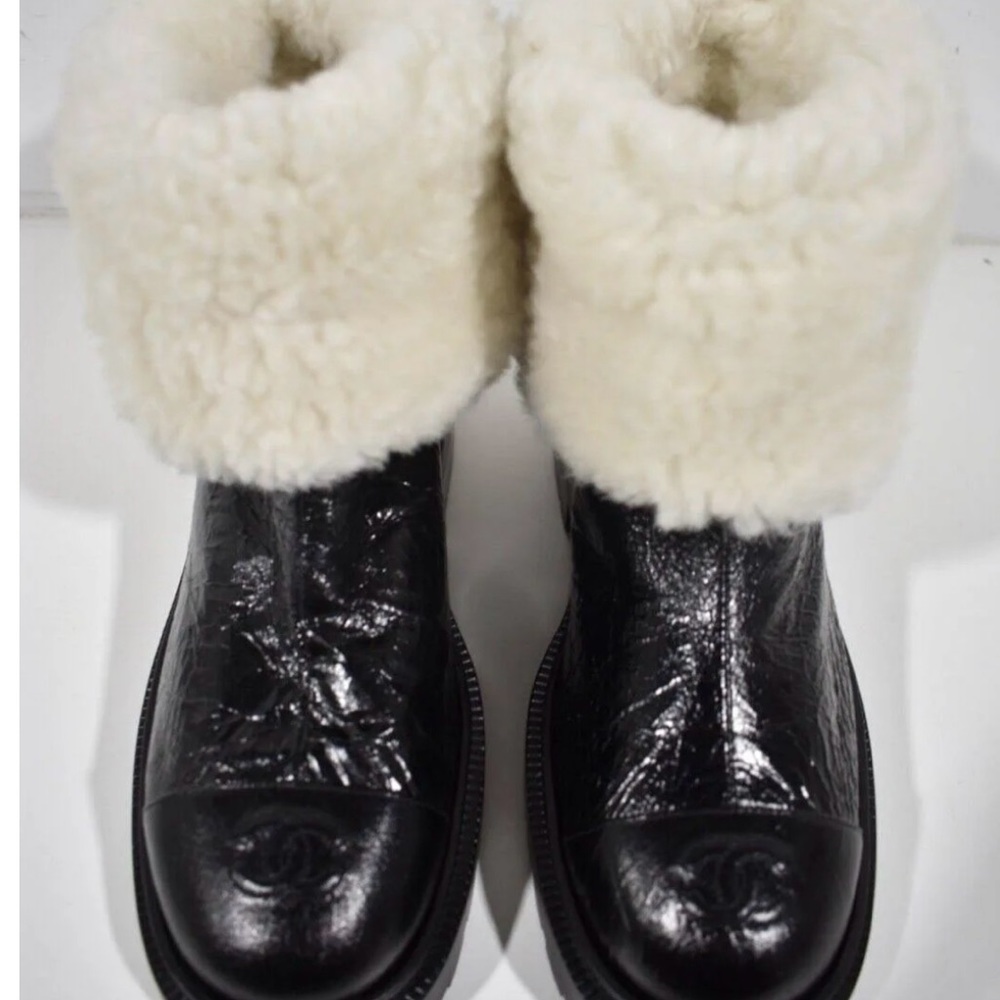 Chanel 2020 Black crinkled Leather Shearling Fur CC Cap Toe Pull On Ankle - Picture 1 of 6